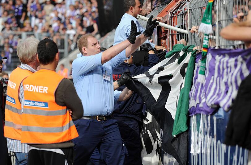 Ordner versuchen am 10. September 2011, aufgebrachte Fans des VfL Osnabrück zu beruhigen.