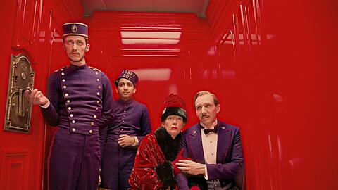 Die Schauspieler Paul Schlase (l-r) als Igor, Tony Revolori als Zero Moustafa, Tilda Swinton als Madame D. und Ralph Fiennes als M. Gustave in einer Szene des Films «The Grand Budapest Hotel». Der Film eröffnet am 06.02.2014 die 64. Berlinale.