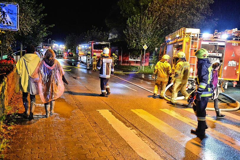 Brand eines Reisebusses in Übersee. Die Bilder vom Feuerwehreinsatz.