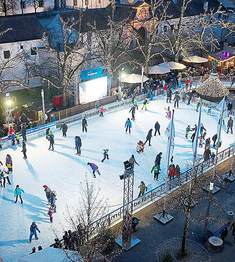 In Ingolstadt lockt eine große Eislaufbahn.
