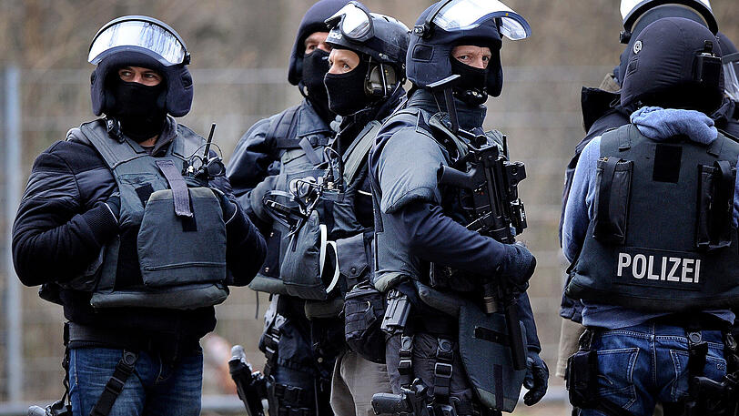 Nachdem ein Mann in Prien Polizeibeamte mit einem Samuraischwert bedroht hatte, rückte das SEK an (Foto: Symbolbild)