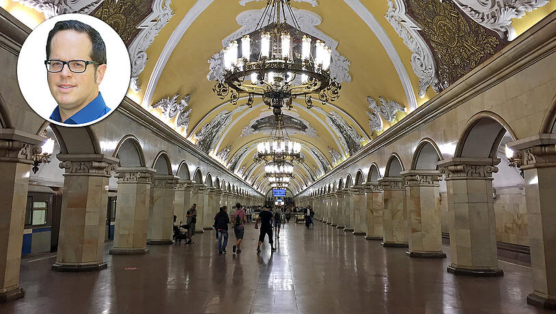 Transport-Tempel unter der Erde: Die prachtvolle Moskauer Metro. Transport-Tempel unter der Erde: Die prachtvolle Moskauer Metro.