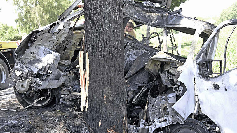 Der Klein-Lkw ist ein Wrack, der Fahrer überlebt mit schwersten Verletzungen. Die Bilder vom Unfallort bei Allershausen.