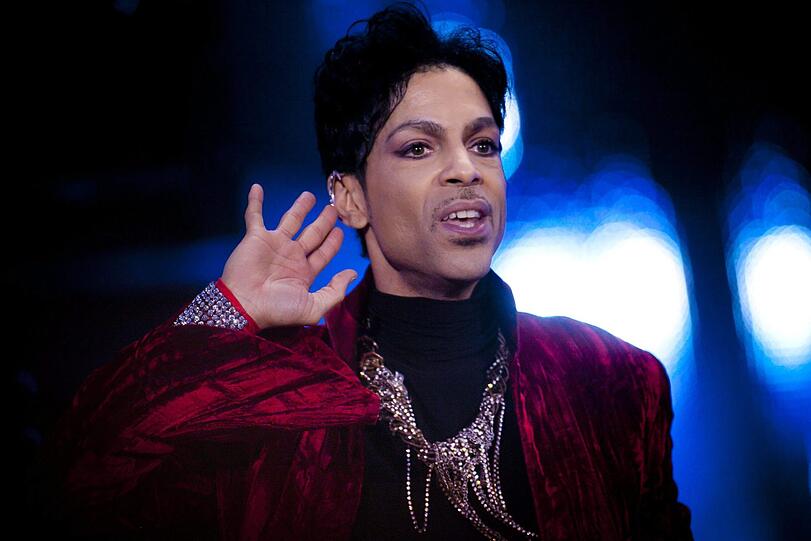 Sänger Prince wurde am 21. April 2016 leblos im Studio-Fahrstuhl aufgefunden. Der Obduktionsbericht dokumentiert eine "zu hohe Dosis des Schmerzmittels Fentanyl". Der Tod des Musikers wird als Unfall bezeichnet.