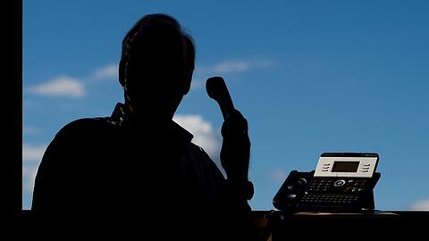 Ein Mann hält einen Telefonhörer. Foto: Julian Stratenschulte/dpa/Symbolbild