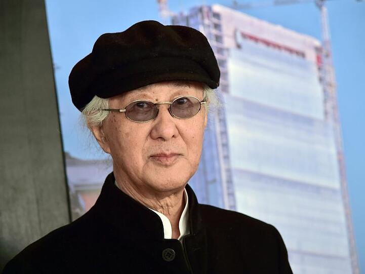 Der japanische Architekt Arata Isozaki 2014 bei eine Pressekonferenz vor dem "City Life Office Tower" in Mailand.