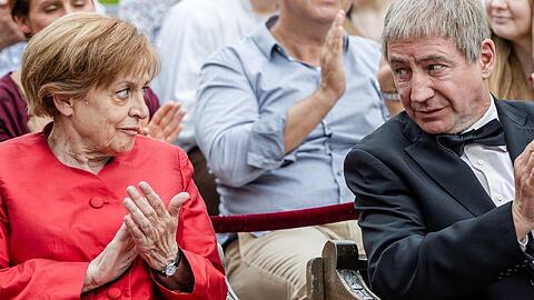 Miss Merkel (Katharina Thalbach) und Ehemann Joachim Sauer (Thorsten Merten) in "Miss Merkel - Ein Uckermark-Krimi".