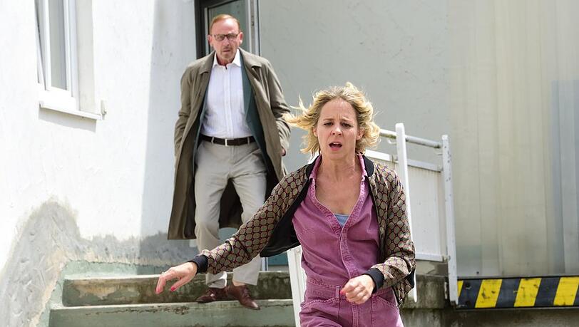 "München Mord: Nix für Angsthasen": Angelika Flierl (Bernadette Heerwagen) und Ludwig Schaller (Alexander Held) eilen zur Wohnung von Max Hämmerle. "München Mord: Nix für Angsthasen": Angelika Flierl (Bernadette Heerwagen) und Ludwig Schaller (Alexander Held) eilen zur Wohnung von Max Hämmerle.