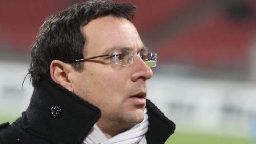 "Müssen uns wehren": Club-Manager Martin Bader reist optimistisch nach Augsburg. "Müssen uns wehren": Club-Manager Martin Bader reist optimistisch nach Augsburg.
