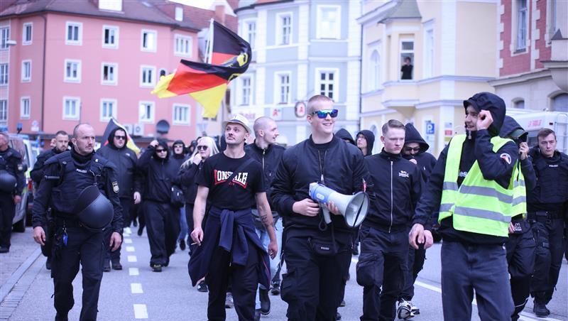 Rechtsextremisten stören die CSD-Feierlichkeiten in Landshut.