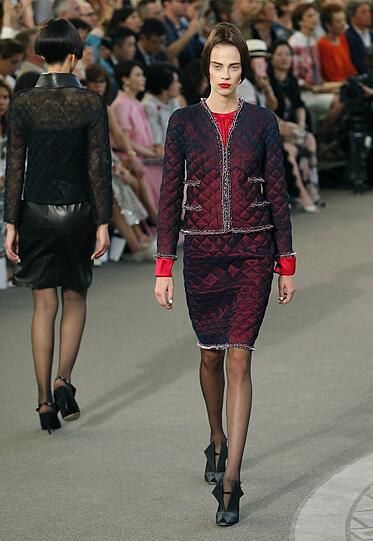 Unverkennbar Chanel: Die Formen und Farben eher klassisch, Lagerfeld hat eher mit den Materialien experimentiert.