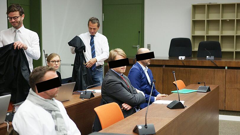 Anklage wegen Untreue oder Beihilfe: die Angeklagten. Anklage wegen Untreue oder Beihilfe: die Angeklagten.