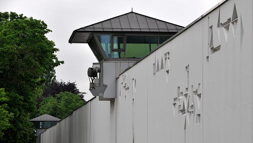 In Zeiten der Corona-Pandemie weichen Münchens Strafgerichte verstärkt auf den großen Gerichtssaal der JVA Stadelheim aus.