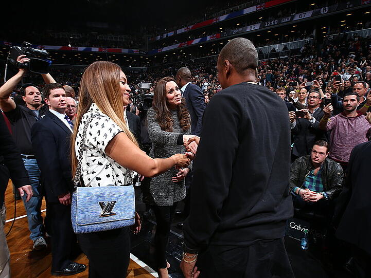 Herzogin Kate (Mitte) schien ganz gerührt, als sie Beyoncé (l.) und Jay Z bei einem NBA-Spiel traf