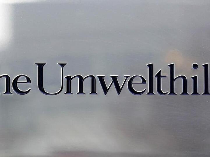 Das Schild der Deutschen Umwelthilfe (DUH) an der Berliner Niederlassung ist zu sehen. Foto: Miguel Villagran/Archiv