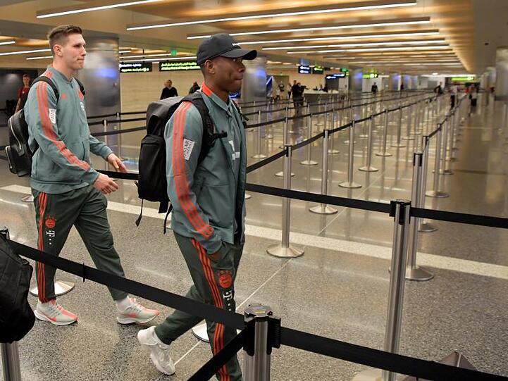 Niklas Süle (l) und David Alaba vom FC Bayern München bei ihrer Ankunft im Flughafenterminal Doha. Foto: Peter Kneffel