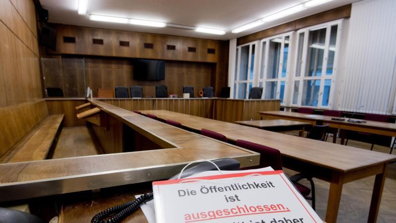 Weil sich sein Zustand verschlechtern könnte, hat die Verteidigung die Verhandlung hinter verschlossenen Türen beantragt. Weil sich sein Zustand verschlechtern könnte, hat die Verteidigung die Verhandlung hinter verschlossenen Türen beantragt.