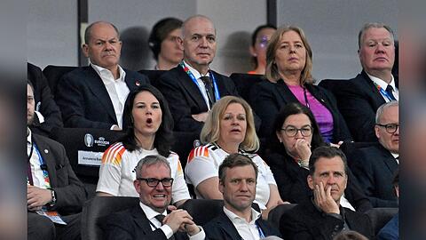 Bundeskanzler Olaf Scholz (o.l.) und Außenministerin Annalena Baerbock (l.) fieberten mit der deutschen Nationalmannschaft mit.