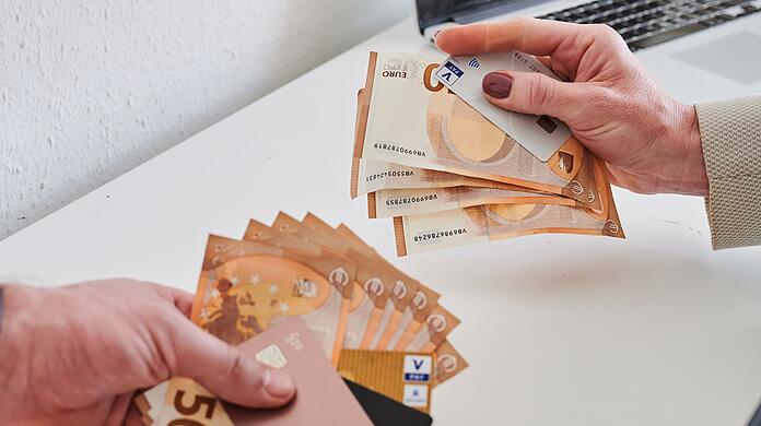 Bei der Zufriedenheit mit dem eigenen Einkommen gleichen sich Frauen und Männer einer neuen Studie zufolge immer weiter an (Symbolbild).