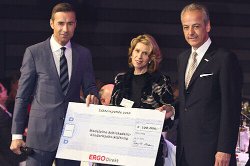 Madeleine Schickedanz bekam auf einer Firmen-Gala von Peter M. Endres (rechts), Vorstandsvorsitzender der ERGO, 100.000 Euro für ihre Kinderkrebsstiftung. Kai Pflaume moderierte.