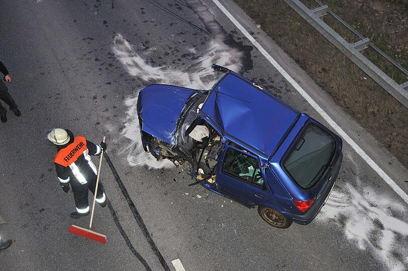 Der Fahrer eines Pkws kam auf der Bundesstraße auf die Gegenfahrbahn - er wurde tödlich verletzt.