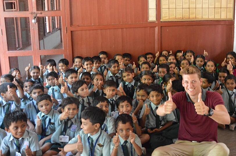 ...Schulkinder im indischen Ahmedabad hat er bereits getroffen - mit dem Erlös seines Weltrekord-Flugs soll nun auch ein Bildungsprojekt für indische Mädchen gefördert werden.