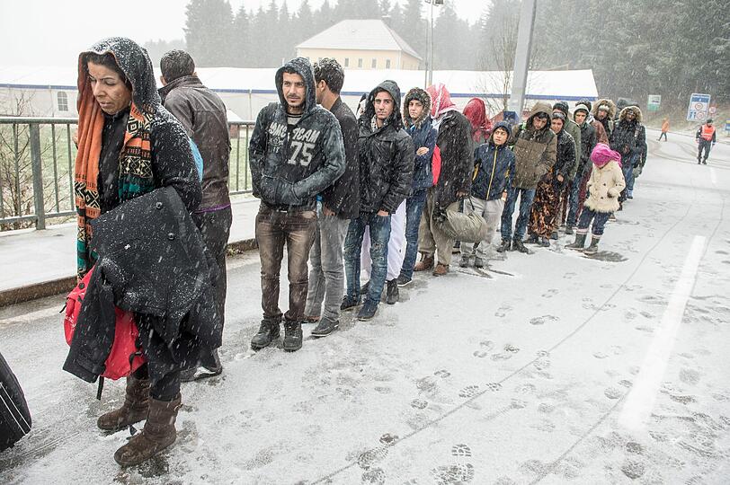 Frieren für ein besseres Leben Flüchtlinge warten am 21. November an der deutsch-österreichischen Grenze nahe Wegscheid während eines Schneeschauers auf ihre Einreise nach Deutschland.