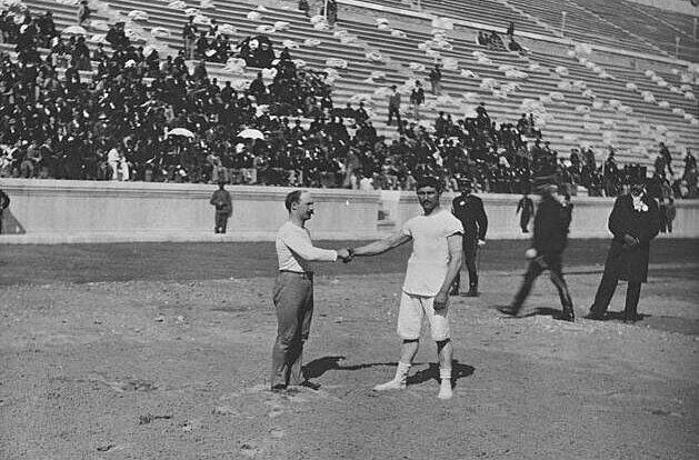Platz 9 - Carl Schuhmann (l): Bei den ersten Olympischen Sommerspielen der Neuzeit holte der deutsche Athlet 1896 im Ringen und im Turnen vier Gold- und eine Bronze-Medaille.
