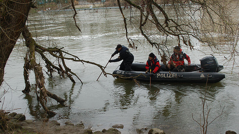 Bilder vom Donnerstag: Einsatzkräfte suchen die Donau nach der vermissten Studentin Malina ab.