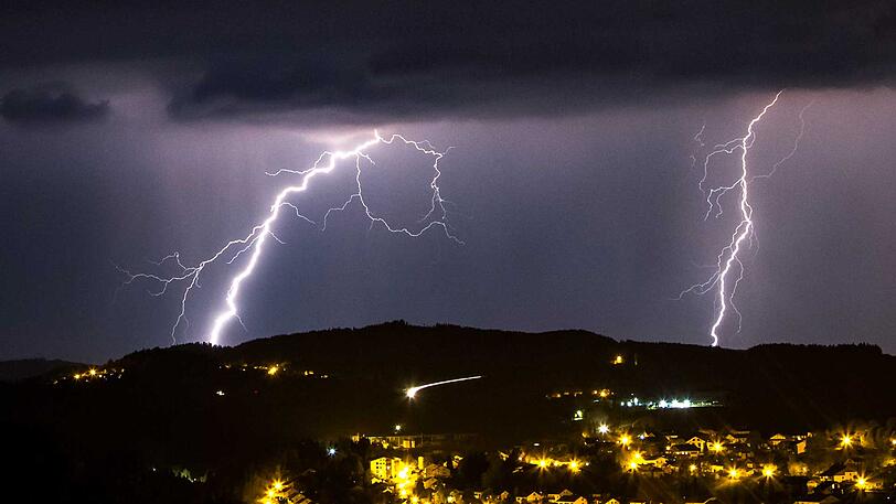 Eine grandiose Blitzshow mit unzähligen Erdblitzen waren vom Regener Ortsteil Schützenhof (Lkr. Regen) aus zu bewundern.