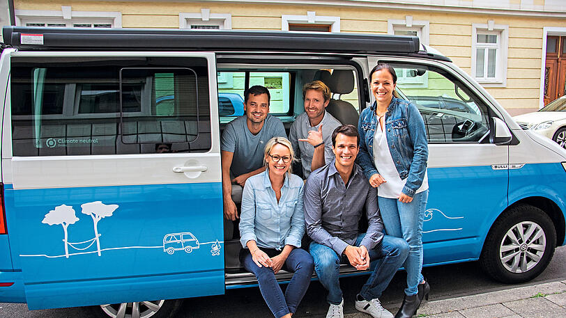 Die fünf Firmengründer mit einem ihrer Roadsurfer (hinten): Markus Dickhardt, Christoph Niemann, (vorn von links) Stephie Niemann, Jean-Marie Klein, Susanne Dickhardt.