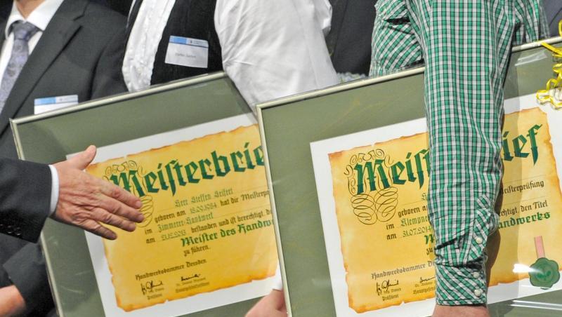 Ehemaliger Bundespräsident Gauck ehrt auf der Meisterfeier der Handwerkskammer Dresden die besten zehn der 407 Meisterabsolventen. Ehemaliger Bundespräsident Gauck ehrt auf der Meisterfeier der Handwerkskammer Dresden die besten zehn der 407 Meisterabsolventen.