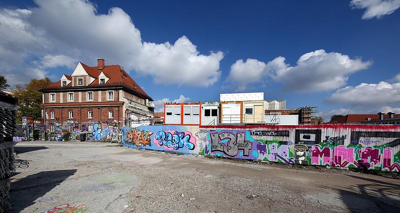 Von hinten: Der Eckbau ist denkmalgeschützt und darf stehenbleiben.