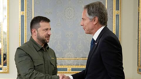 Der ukrainische Präsident Wolodymyr Selenskyj begrüßt US-Außenminister Antony Blinken in Kiew.
