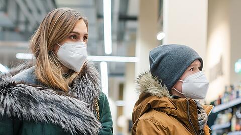 Die Münchner Kliniken raten "von O bis O" zum Tragen einer Maske in geschlossenen, öffentlichen Räumen.