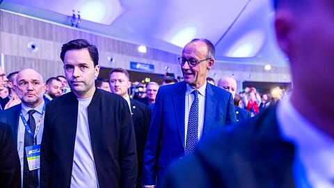 JU-Chef Johannes Winkel (links) ist im Rentenstreit grundlegend anderer Meinung als Kanzler Merz.