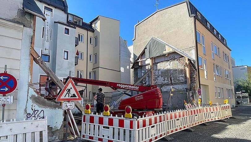 Hier stand bis Herbst 2017 das denkmalgesch&uuml;tzte Uhrmacherh&auml;usl. Doch es wurde illegal abgerissen. Jetzt hat die Baustelle f&uuml;r den Wiederaufbau begonnen.