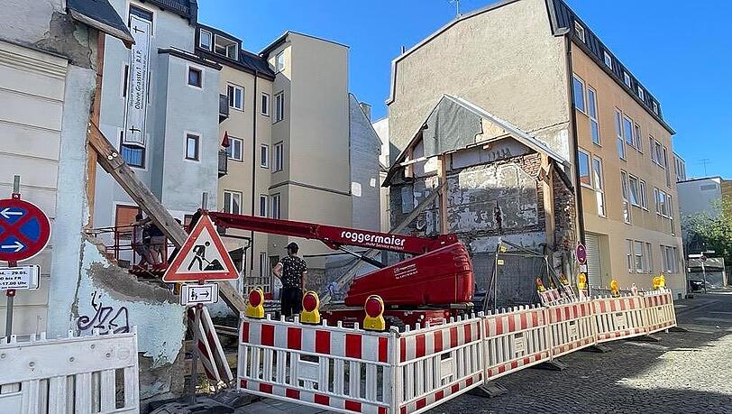 Hier stand bis Herbst 2017 das denkmalgesch&uuml;tzte Uhrmacherh&auml;usl. Doch es wurde illegal abgerissen. Jetzt hat die Baustelle f&uuml;r den Wiederaufbau begonnen.