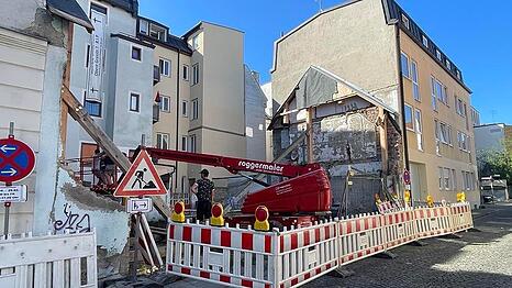 Hier stand bis Herbst 2017 das denkmalgesch&uuml;tzte Uhrmacherh&auml;usl. Doch es wurde illegal abgerissen. Jetzt hat die Baustelle f&uuml;r den Wiederaufbau begonnen.