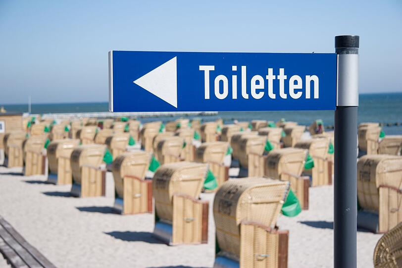 Viele Str&auml;nde haben keine Toiletten. Manche weichen dann auf das Meer oder die D&uuml;nen aus. Wer muss, sollte im Wasser genug Abstand zu anderen halten. An Land geh&ouml;ren benutzte Taschent&uuml;cher in den M&uuml;ll und nicht einfach in den Sand.