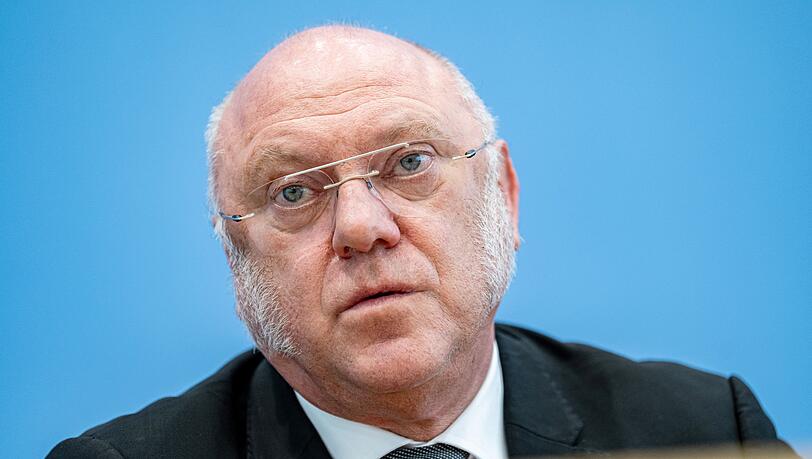 Der Linken-Politiker und Sozialexperte Ulrich Schneider listet in einem Papier mögliche Folgen von geplanten Kürzungen. (Archivbild) Der Linken-Politiker und Sozialexperte Ulrich Schneider listet in einem Papier mögliche Folgen von geplanten Kürzungen. (Archivbild)