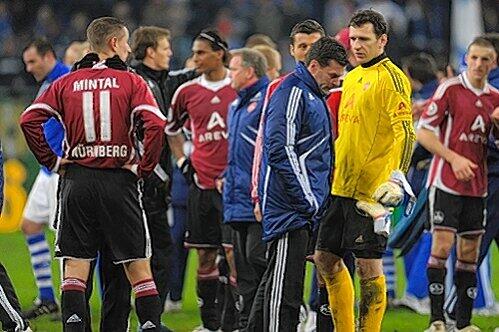 Mit hängenden Köpfen, aber erhobenen Hauptes verabschiedete sich der Club aus dem Pokal. Nun hat Trainer Dieter Hecking neue Sorgen. Er muss kräftig umbauen.