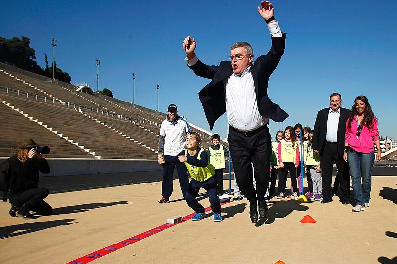 Der Chef des IOC, Thomas Bach, ist zu Besuch in Athen. Im Weitsprung macht er schonmal eine ganz gute Figur.