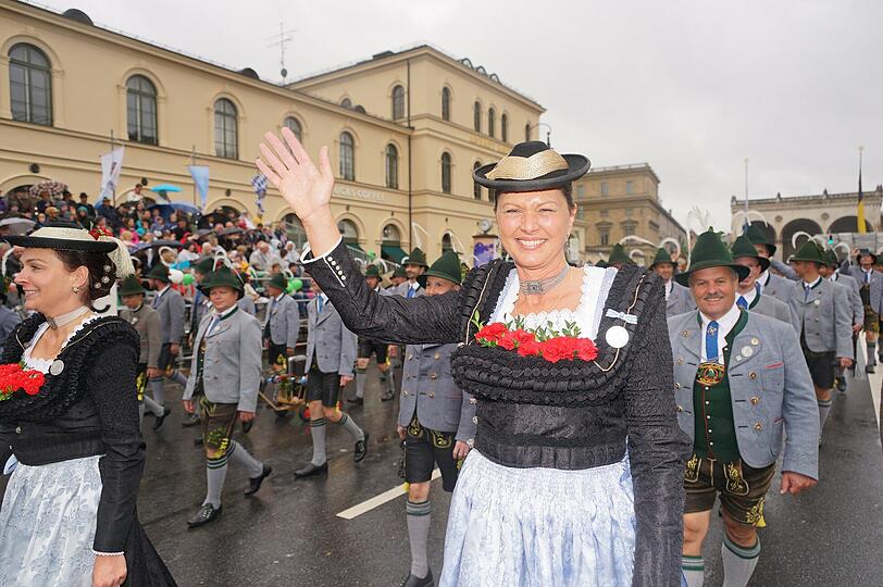 Bayerns Wirtschaftsministerin Ilse Aigner nahm beim Trachtenverein Mangfalltaler teil.