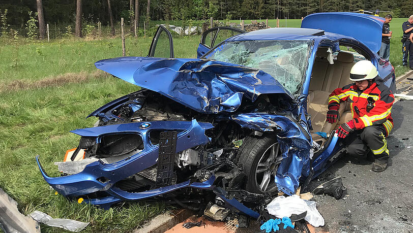 Der 3er BMW ist ein einziger Trümmerhaufen, der Fahrer wurde nach dem Unfall in seinem Wagen eingeklemmt. Offenbar lieferte er sich zuvor ein Rennen. Die Bilder vom Unfallort. Der 3er BMW ist ein einziger Trümmerhaufen, der Fahrer wurde nach dem Unfall in seinem Wagen eingeklemmt. Offenbar lieferte er sich zuvor ein Rennen. Die Bilder vom Unfallort.