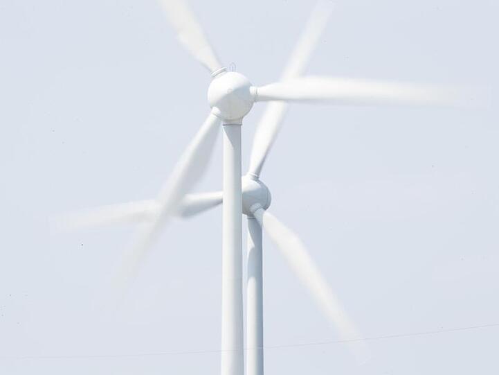 Die Rotoren zweier Windkraftanlagen drehen sich. Foto: Friso Gentsch/dpa/Symbolbild