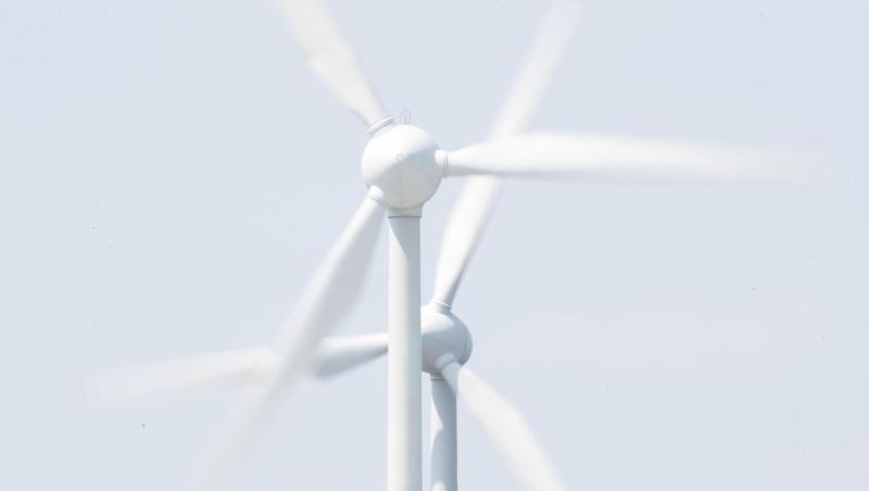 Die Rotoren zweier Windkraftanlagen drehen sich. Foto: Friso Gentsch/dpa/Symbolbild Die Rotoren zweier Windkraftanlagen drehen sich. Foto: Friso Gentsch/dpa/Symbolbild