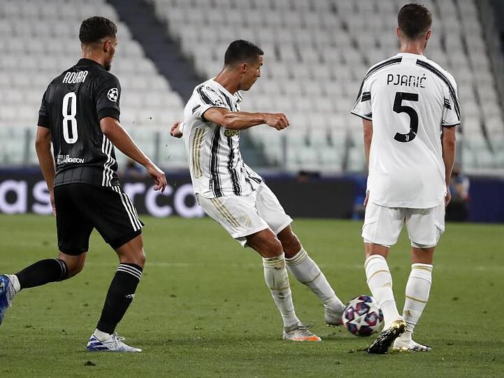 Cristiano Ronaldo (M) erzielt das Tor zum 2:1 für Real Madrid gegen Olympique Lyon.