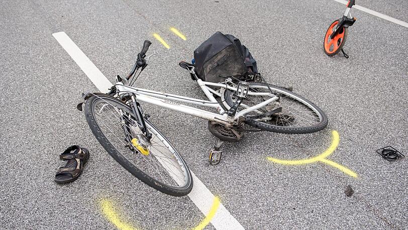 Ein Fahrrad liegt nach einem Verkehrsunfall auf der Straße. (Symbolbild)