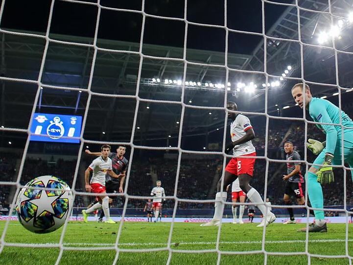 Benficas Pizzi (2.l) erzielt das erste Tor seiner Mannschaft.